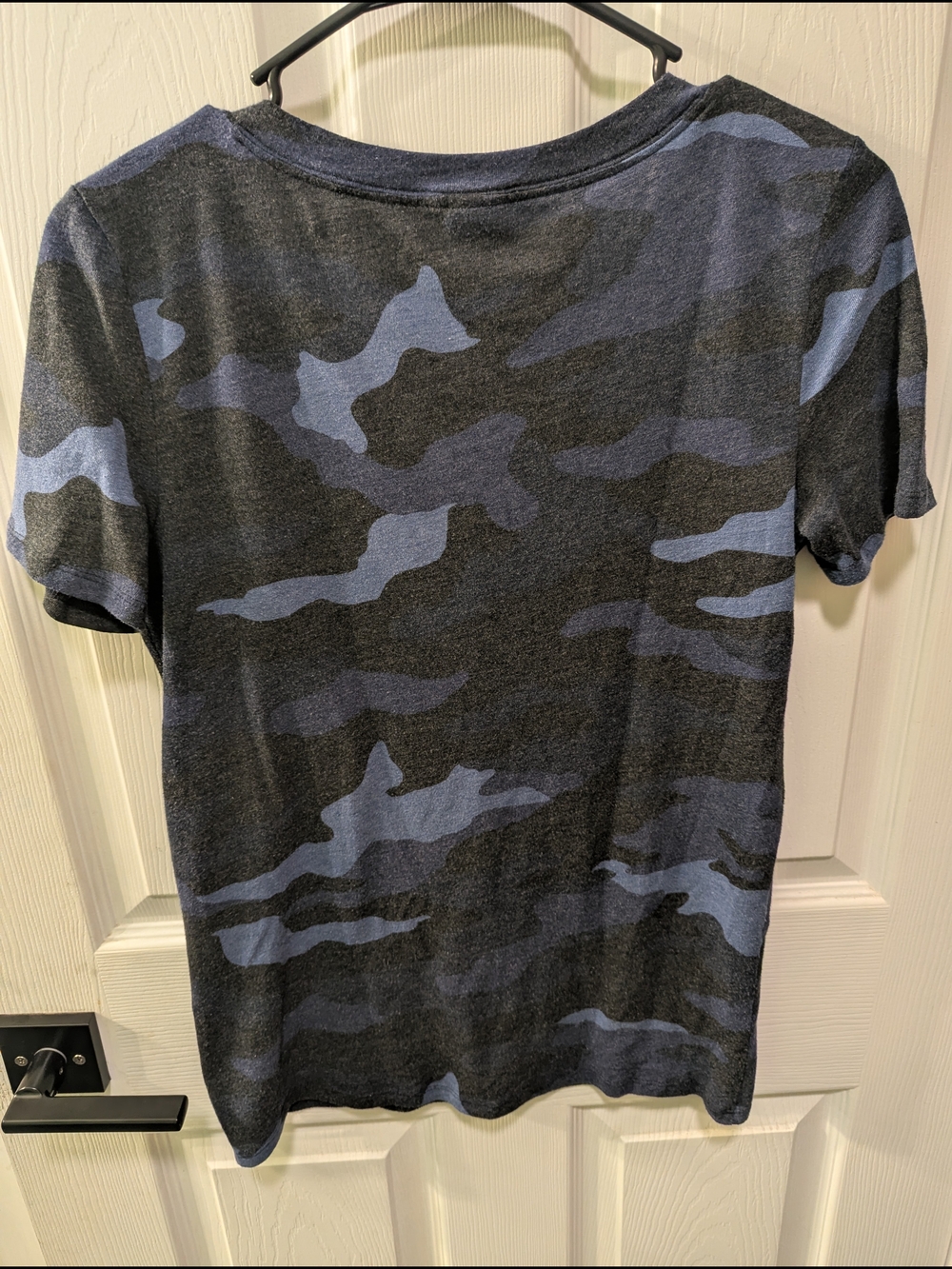 PINK Victoria's Secret Women's Camo V-Neck Short Sleeve Tee - Blue & Black - Picture 5 of 5